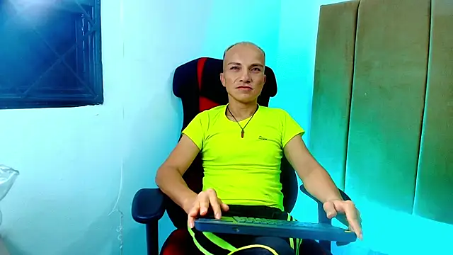 Snapshot of DaddyPoweer chatting on September 20, 1:34 pm DaddyPoweer online show from September 20, 1:34 pm