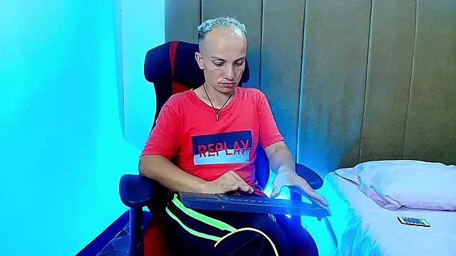 Snapshot of DaddyPoweer chatting on September 23, 10:02 pm DaddyPoweer online show from September 23, 10:02 pm