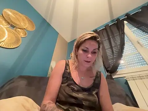 Snapshot of minettedusud chatting on September 19, 9:32 am minettedusud online show from September 19, 9:32 am