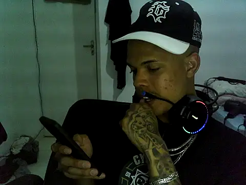 Snapshot of LzgrauAS chatting on April 4, 12:53 am LzgrauAS online show from April 4, 12:53 am