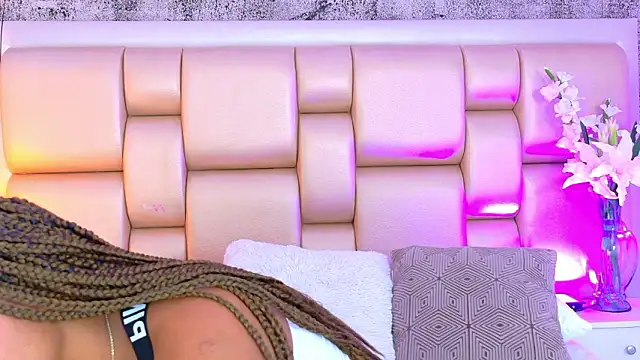 Snapshot of AngelaRoberts chatting on February 18, 9:00 pm AngelaRoberts online show from February 18, 9:00 pm