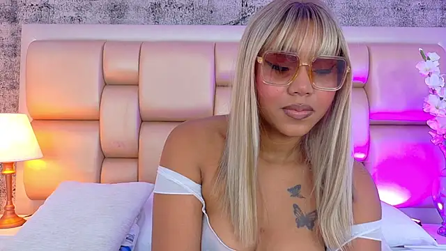 AngelaRoberts online show from May 4, 9:00 pm