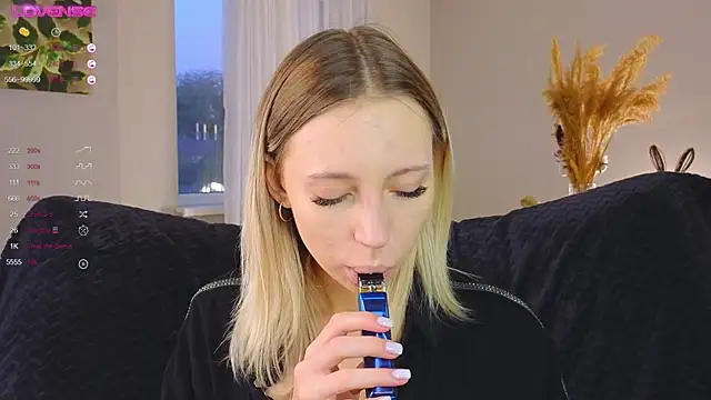 NyxaThorn online show from October 16, 2:40 pm