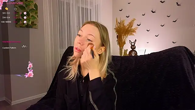 NyxaThorn online show from November 6, 4:30 pm