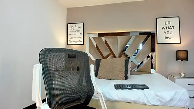 Snapshot of cellestehot chatting on October 22, 1:44 pm cellestehot online show from October 22, 1:44 pm