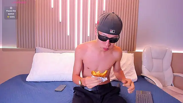 Abraham horny18 online show from October 28, 10:30 am