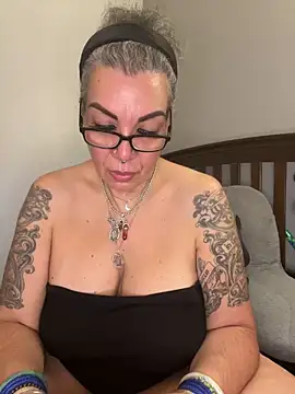 dieseldame1313 online show from September 30, 12:04 am