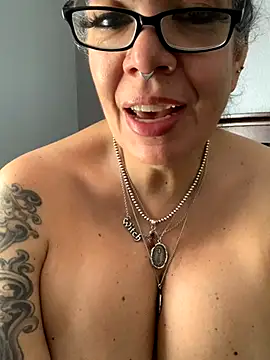 dieseldame1313 online show from October 14, 5:25 pm