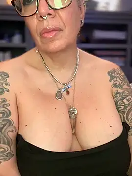 dieseldame1313 online show from March 20, 7:13 am