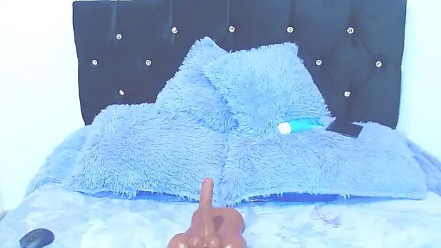 Snapshot of Gabi_Jhons_23 chatting on October 29, 12:18 pm Gabi Jhons 23 online show from October 29, 12:18 pm