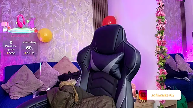 Snapshot of SophiaWalker_1 chatting on October 8, 11:41 am SophiaWalker 1 online show from October 8, 11:41 am