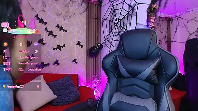 Snapshot of SophiaWalker_1 chatting on October 31, 11:55 am SophiaWalker 1 online show from October 31, 11:55 am