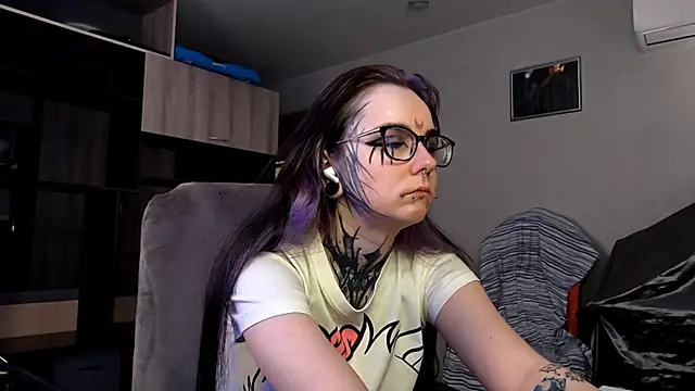 Snapshot of HighelikeGirl chatting on September 22, 8:05 am HighelikeGirl online show from September 22, 8:05 am