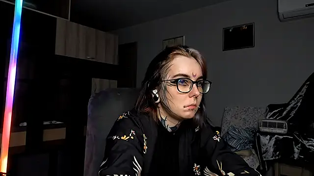 Snapshot of HighelikeGirl chatting on October 9, 10:57 am HighelikeGirl online show from October 9, 10:57 am