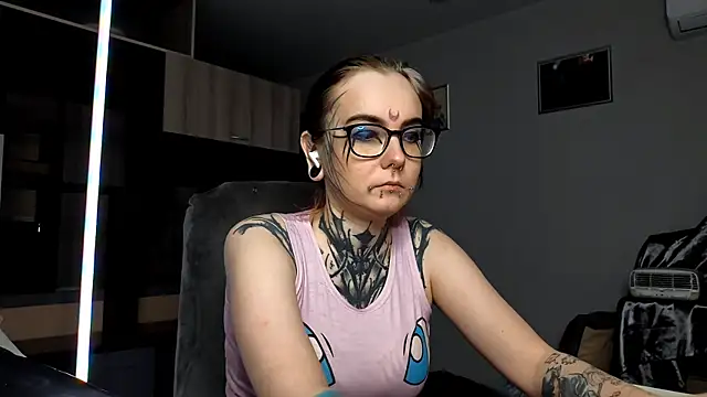 Snapshot of HighelikeGirl chatting on October 15, 12:05 pm HighelikeGirl online show from October 15, 12:05 pm