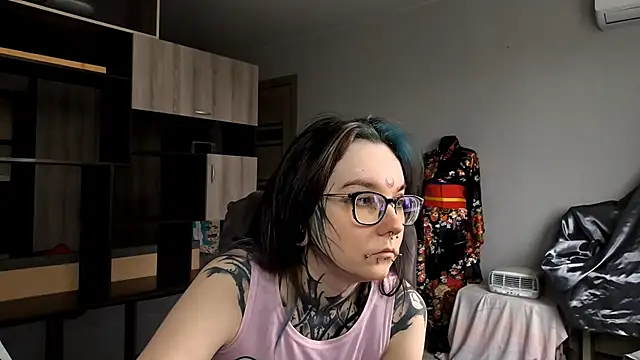 Snapshot of HighelikeGirl chatting on October 23, 7:51 am HighelikeGirl online show from October 23, 7:51 am