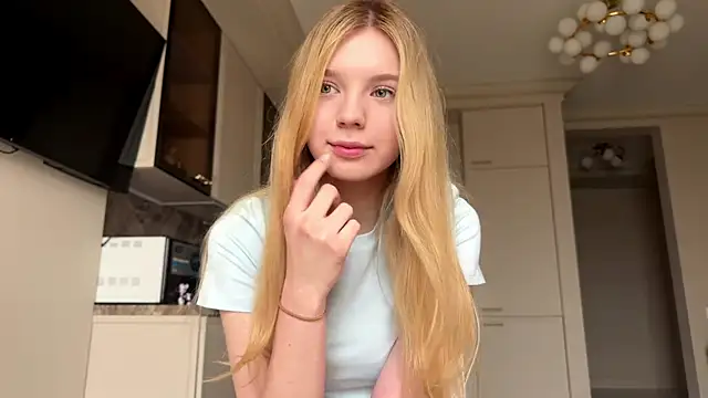 FruityXo online show from March 27, 11:32 am