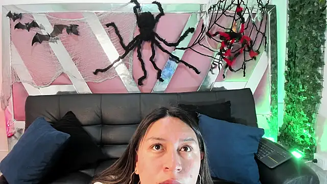 Snapshot of BellaRoux1 chatting on October 6, 12:13 pm BellaRoux1 online show from October 6, 12:13 pm