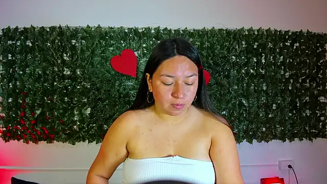 Snapshot of BellaRoux1 chatting on February 18, 12:12 pm BellaRoux1 online show from February 18, 12:12 pm