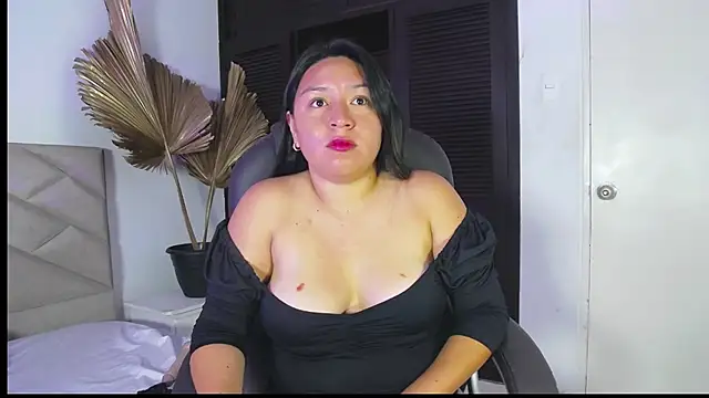 Snapshot of BellaRoux1 chatting on March 4, 12:00 pm BellaRoux1 online show from March 4, 12:00 pm