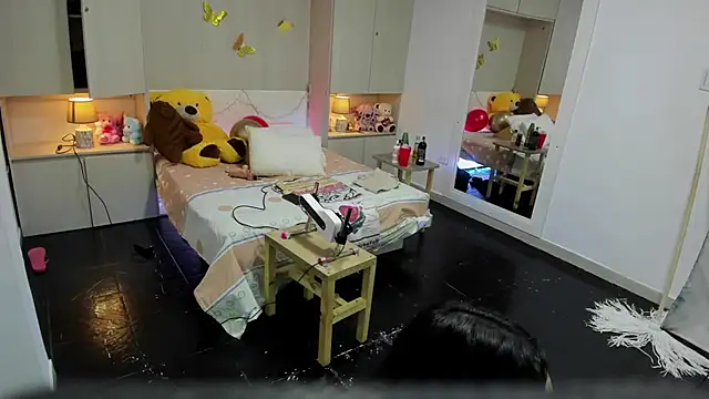 LilyWhitney online show from March 25, 4:07 am