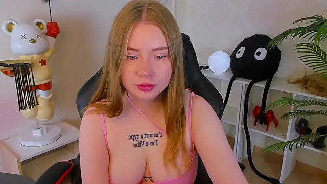 Lillie Berry online show from October 19, 4:46 am