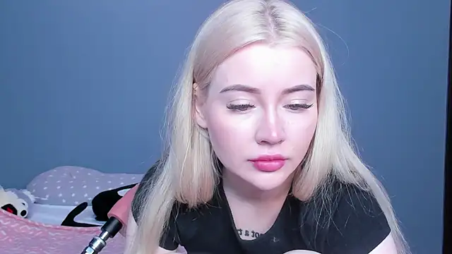 Lillie Berry online show from May 12, 5:04 am