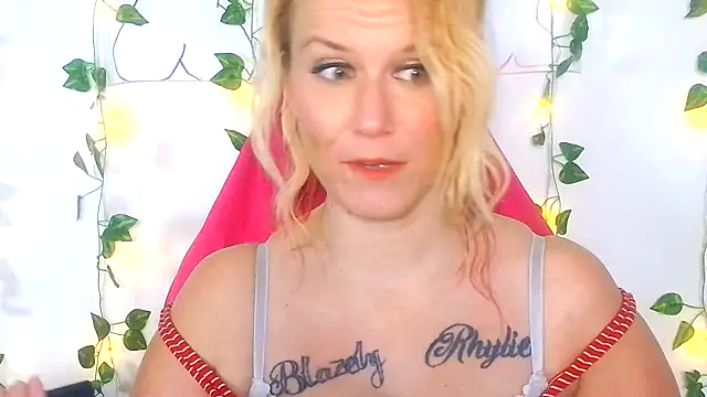 Snapshot of RhondaRump chatting on May 7, 8:58 pm RhondaRump online show from May 7, 8:58 pm