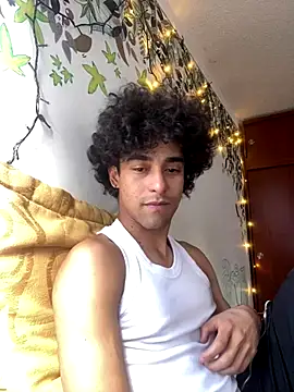 Snapshot of Oliver_11Ed chatting on December 13, 9:31 pm Oliver 11Ed online show from December 13, 9:31 pm