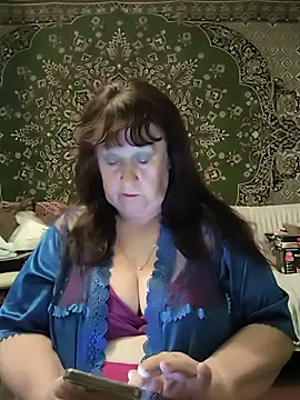 CrystalLime6411 online show from May 15, 2:07 am
