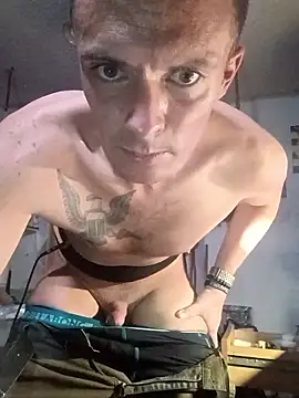 Snapshot of RichardW chatting on February 8, 5:22 am RichardW online show from February 8, 5:22 am