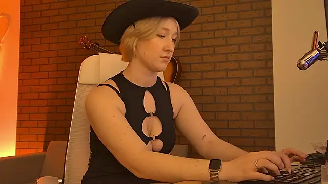 Snapshot of CinBellamy chatting on February 13, 6:09 am CinBellamy online show from February 13, 6:09 am