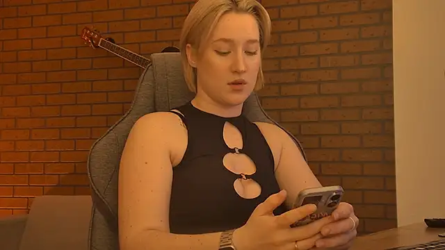 Snapshot of CinBellamy chatting on February 15, 7:51 am CinBellamy online show from February 15, 7:51 am