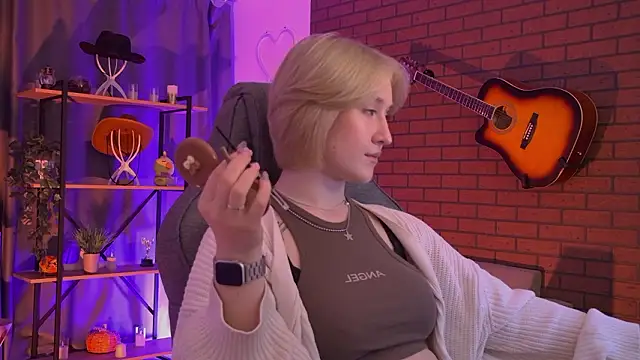 Snapshot of CinBellamy chatting on March 15, 4:07 am CinBellamy online show from March 15, 4:07 am