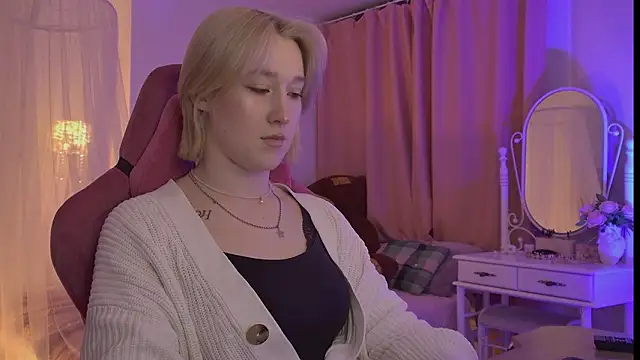 Snapshot of CinBellamy chatting on March 31, 8:59 am CinBellamy online show from March 31, 8:59 am