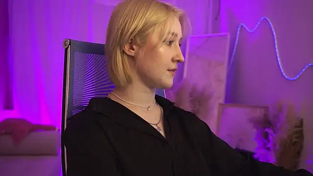 Snapshot of CinBellamy chatting on April 2, 10:46 am CinBellamy online show from April 2, 10:46 am