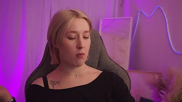 Snapshot of CinBellamy chatting on April 6, 7:20 am CinBellamy online show from April 6, 7:20 am