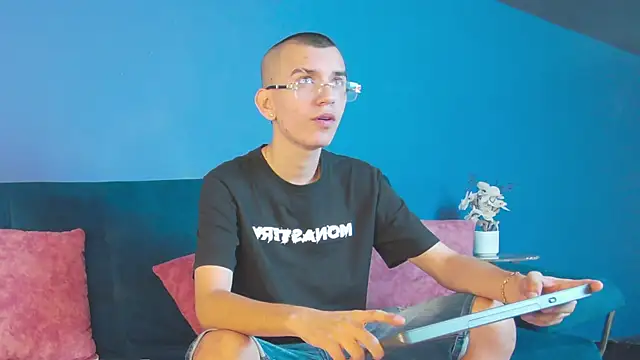 RowanCley online show from October 4, 12:47 pm