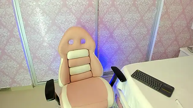 Snapshot of Ailee_naughty chatting on November 13, 3:05 am Ailee naughty online show from November 13, 3:05 am