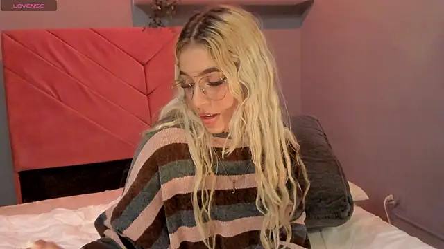 Snapshot of cinnia_ chatting on April 1, 1:41 pm cinnia online show from April 1, 1:41 pm