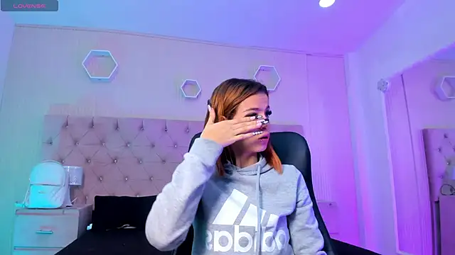 Snapshot of MadisonSky_ chatting on October 12, 1:32 pm MadisonSky online show from October 12, 1:32 pm