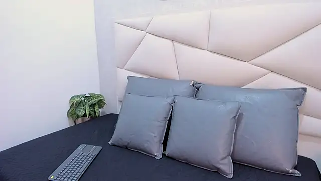 ValeriaJulio  online show from December 20, 7:32 pm