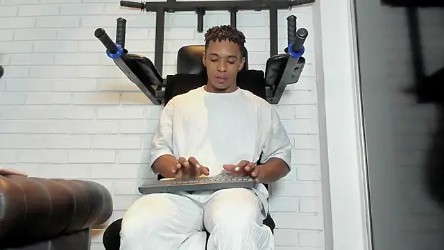 Snapshot of ItaloMoore chatting on October 28, 12:41 pm ItaloMoore online show from October 28, 12:41 pm