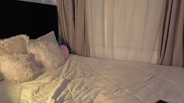 LunaVelvet777 online show from March 25, 4:02 pm