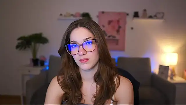 Snapshot of kissie_cat chatting on March 9, 2:43 pm kissie cat online show from March 9, 2:43 pm