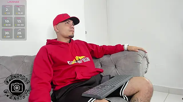 Snapshot of OwenStonne_ chatting on October 6, 3:37 am OwenStonne  online show from October 6, 3:37 am