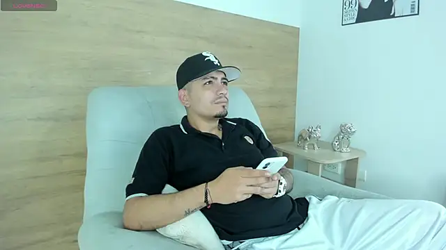 Snapshot of OwenStonne_ chatting on October 30, 4:25 am OwenStonne  online show from October 30, 4:25 am