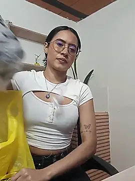 Snapshot of amy_lennox chatting on May 20, 12:55 pm amy lennox online show from May 20, 12:55 pm