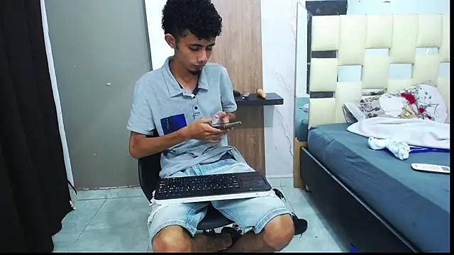 Snapshot of noah_the_kingmaster chatting on September 22, 2:30 pm noah the kingmaster online show from September 22, 2:30 pm