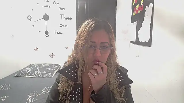 Snapshot of Skarleth_Diaz chatting on February 20, 6:26 am Skarleth Diaz online show from February 20, 6:26 am